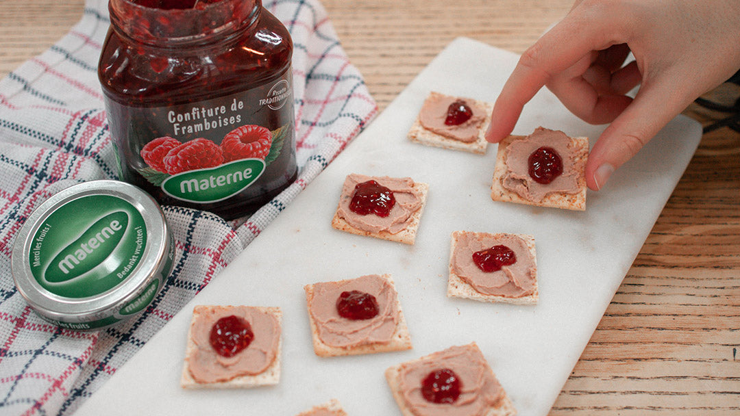 Toasts de pâté de champignon et confiture de framboises