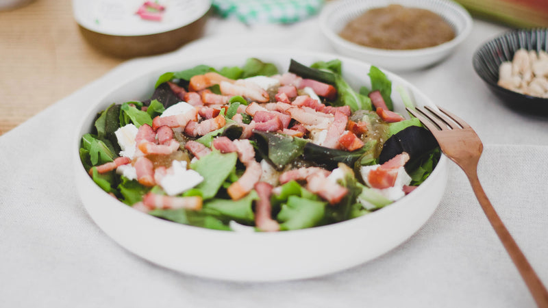 Salade au fromage de chèvre, lardons et confiture de rhubarbe Récolte