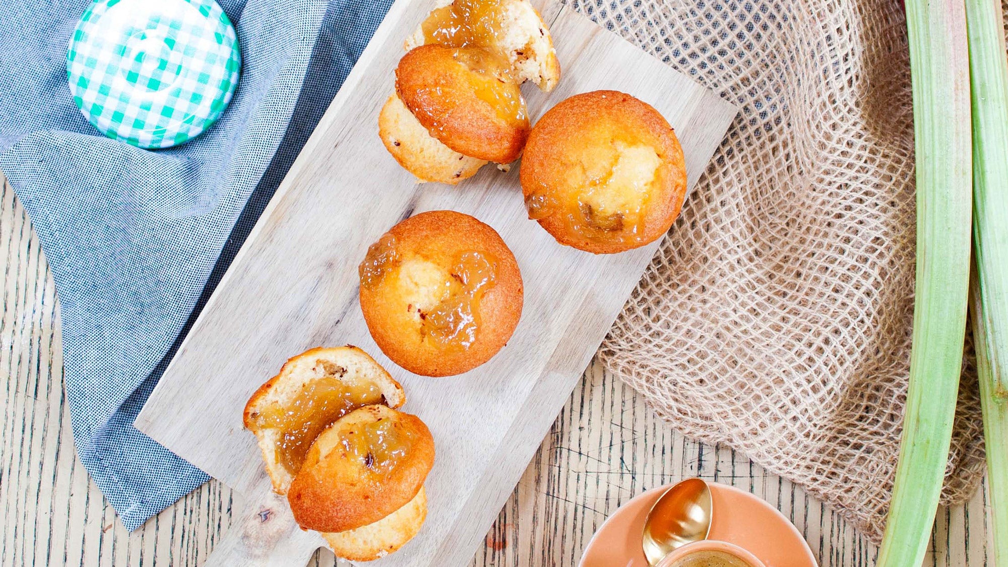 Muffins à la vanille et à la confiture de rhubarbe
