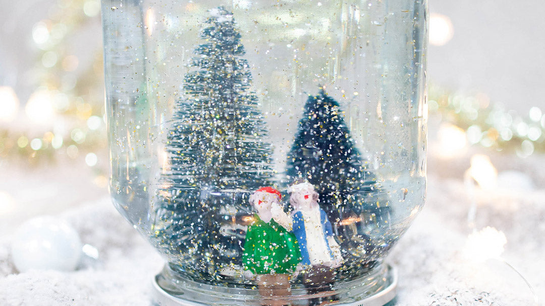 Regardez littéralement tomber la neige avec ces boules à neige DIY !