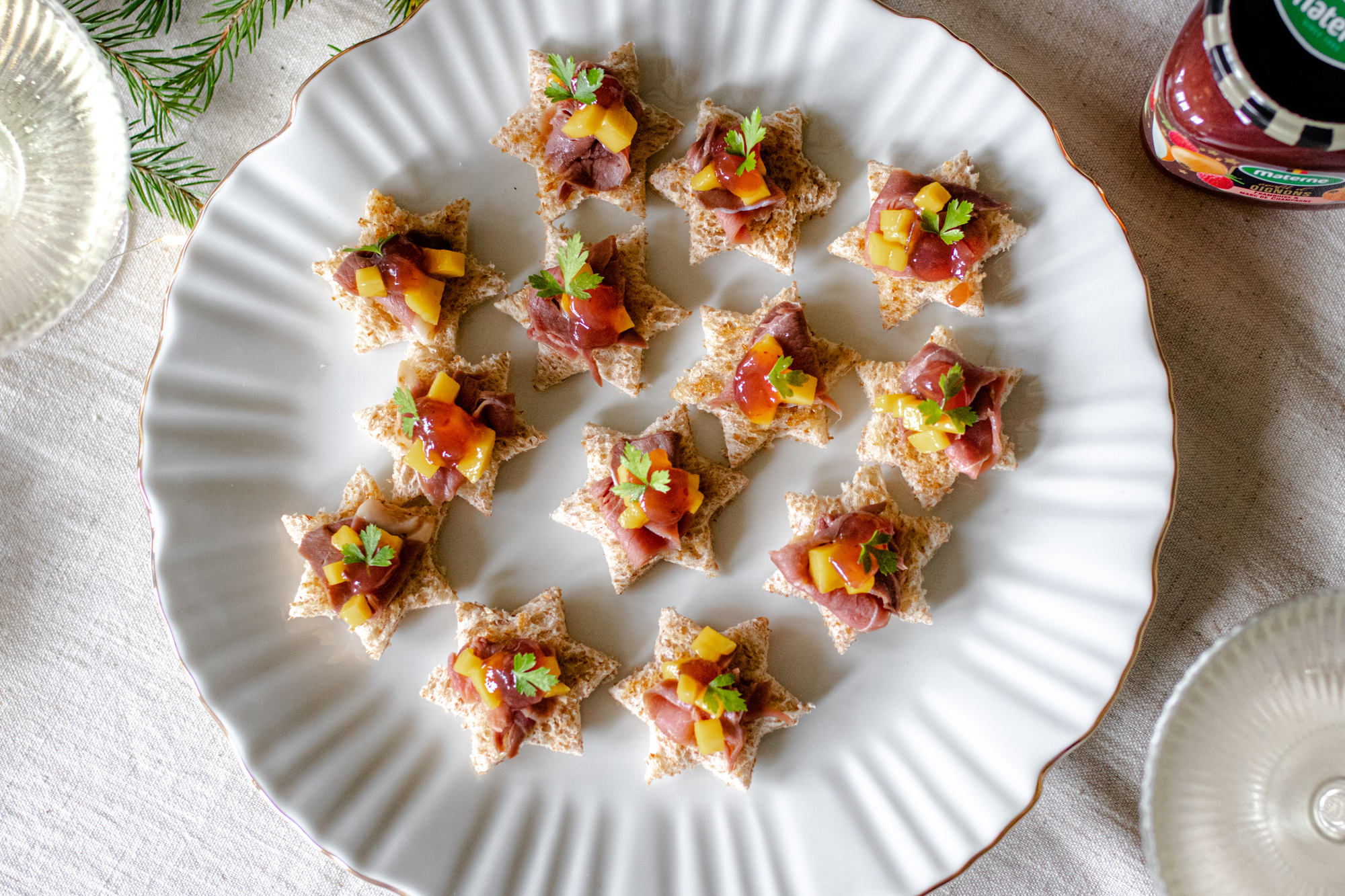 Toast au magret de canard fumé, dés de mangue et confit d’oignons framboise & marc de Champagne