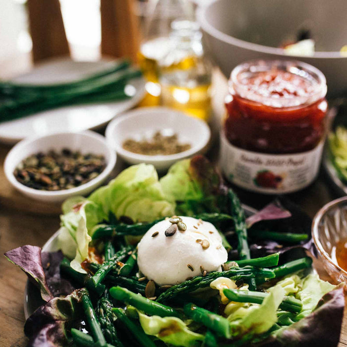 Burrata bowl, graines de fenouil & vinaigrette à la confiture fraises-rhubarbe Récolte