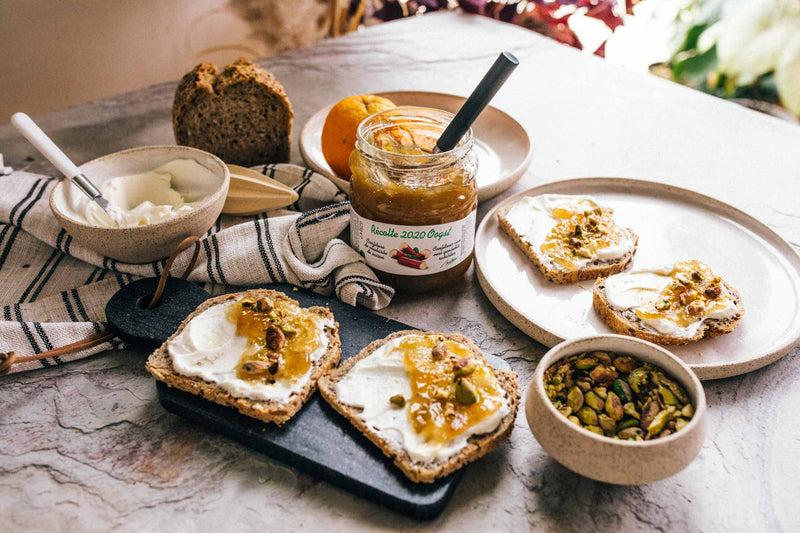 Tartine de labneh, confiture de rhubarbe Récolte et croustillant de pistaches