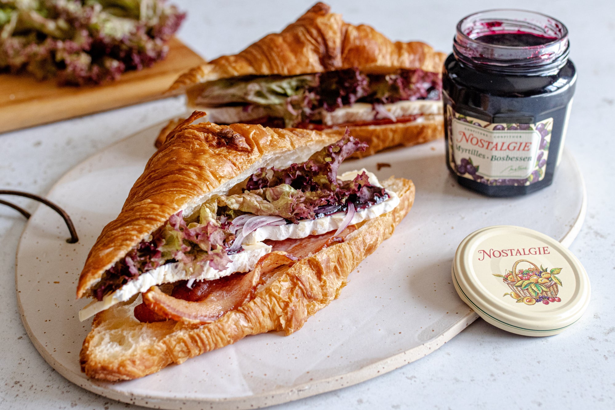 Croissandwich à la confiture de myrtilles Nostalgie, brie et bacon.