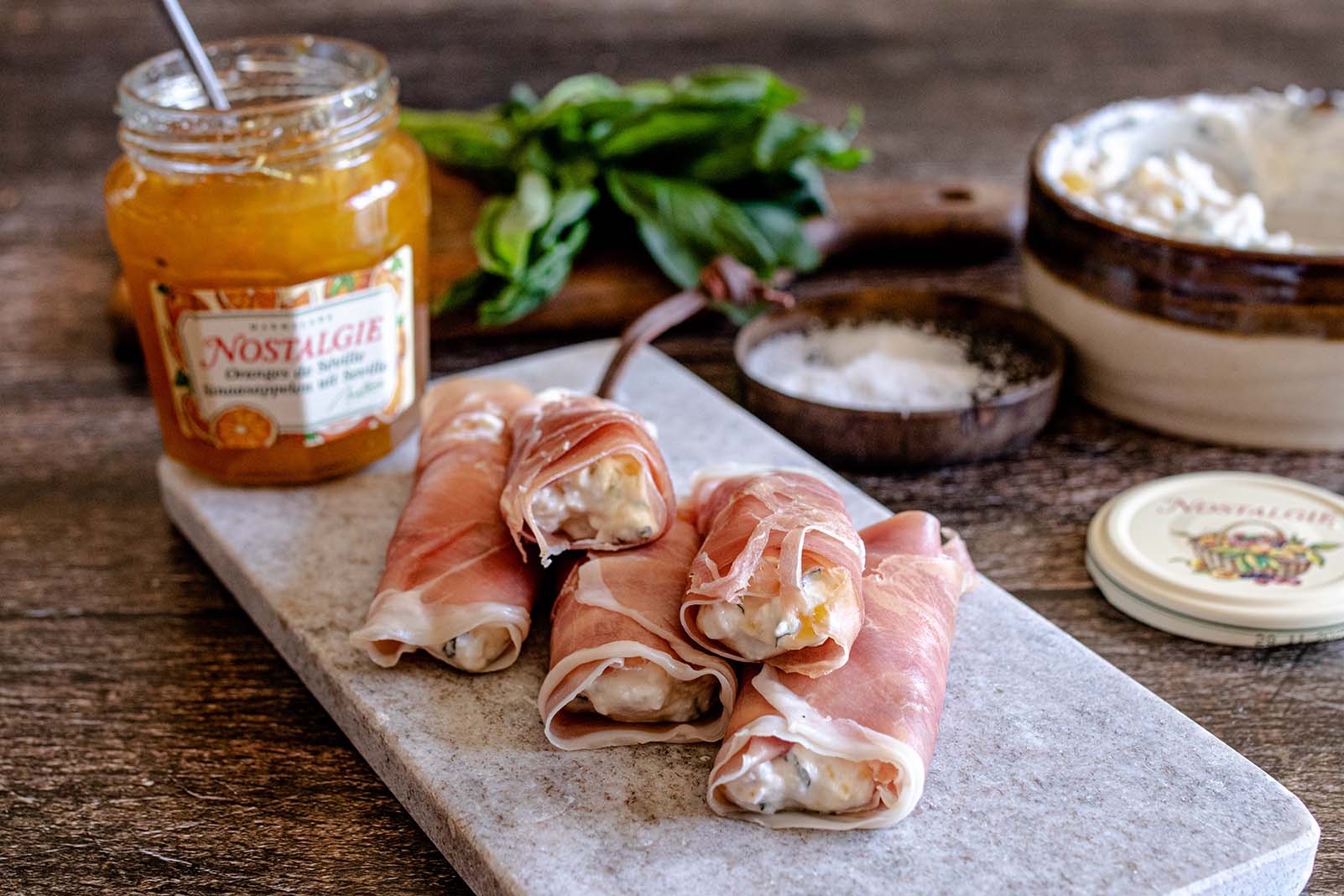 Roulés de jambon de parme, ricotta, basilic et confiture d’orange Nostalgie.