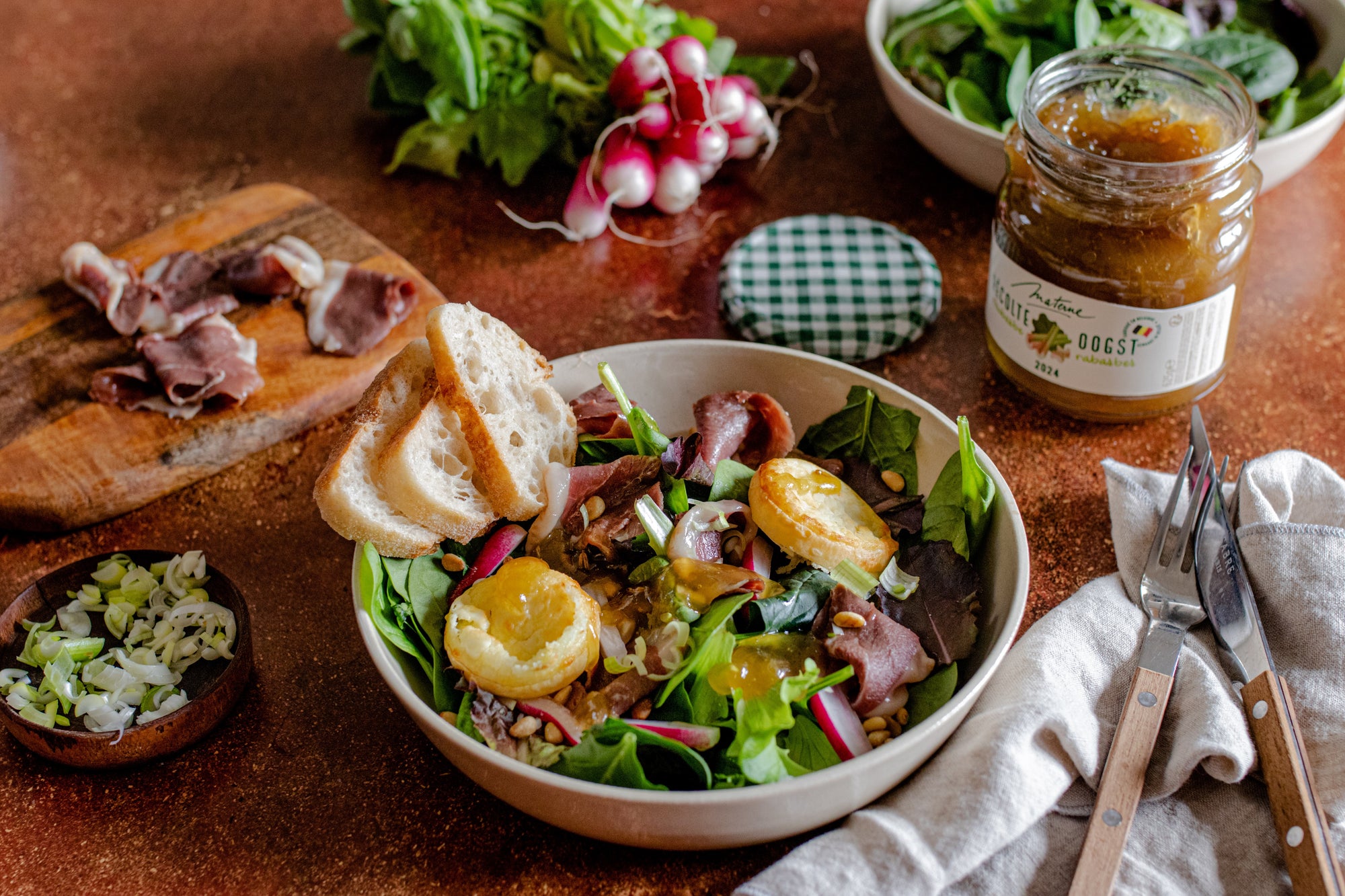 Salade de magret de canard, épinards, vinaigrette à la confiture de rhubarbe et graines de fenouil