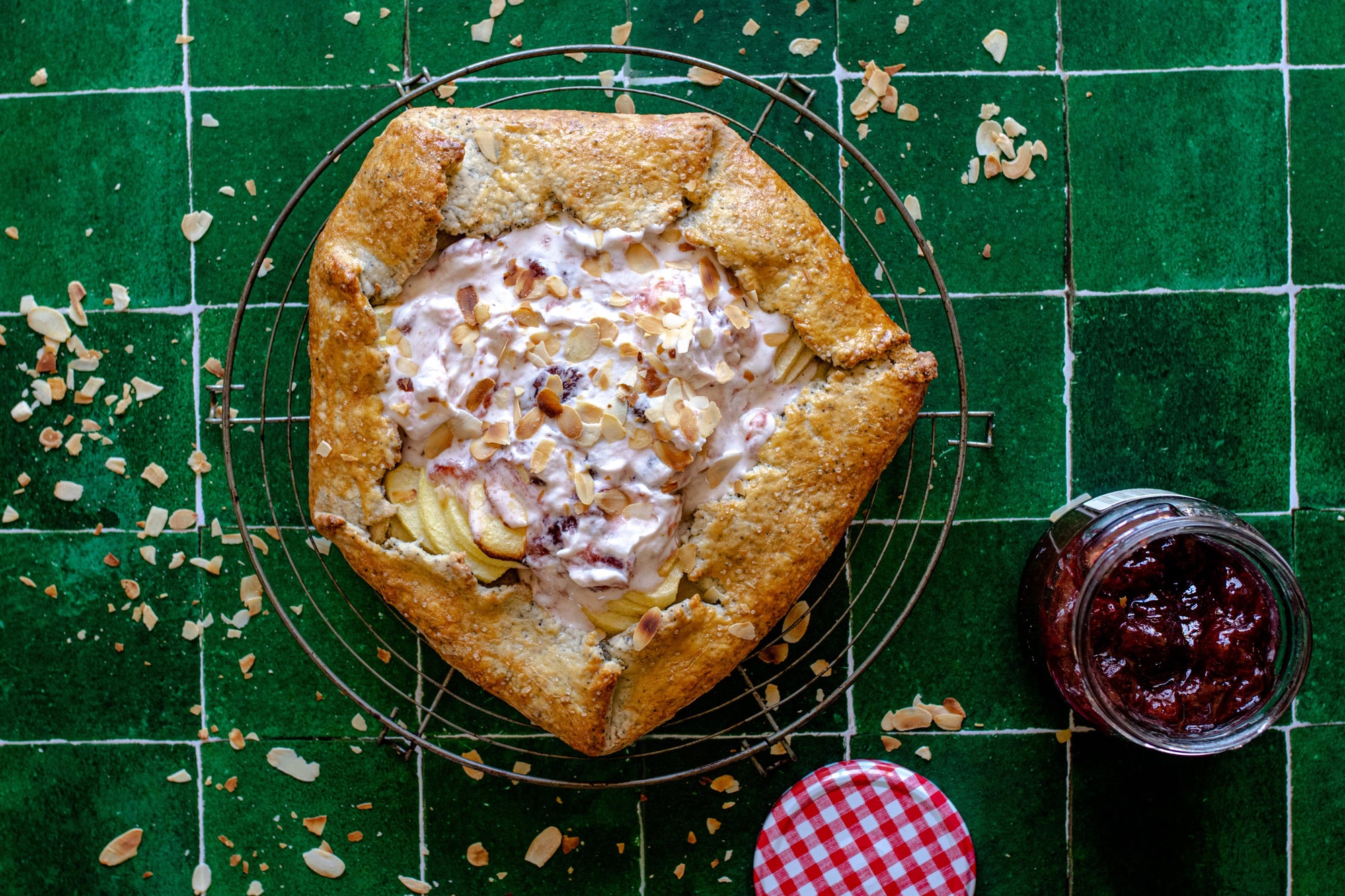 Tartelettes rustiques aux pommes, amandes et crème à la confiture de fraises.