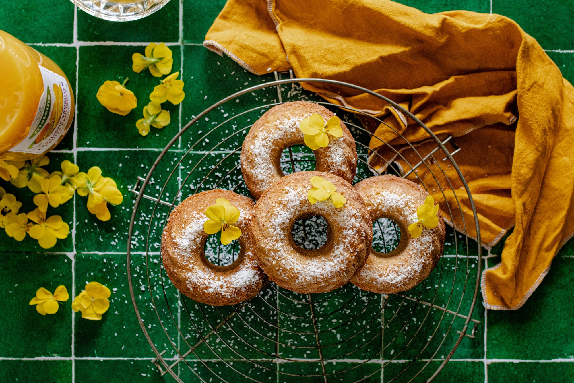 Gâteaux moelleux à la noix de coco et au jus de fruits exotiques