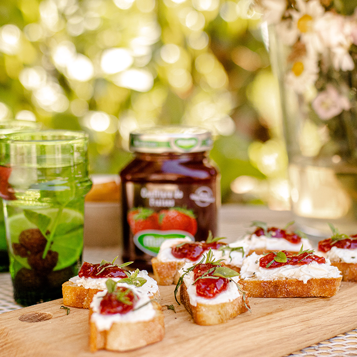 Crostini au basilic, feta fouetté & confiture de fraises extra