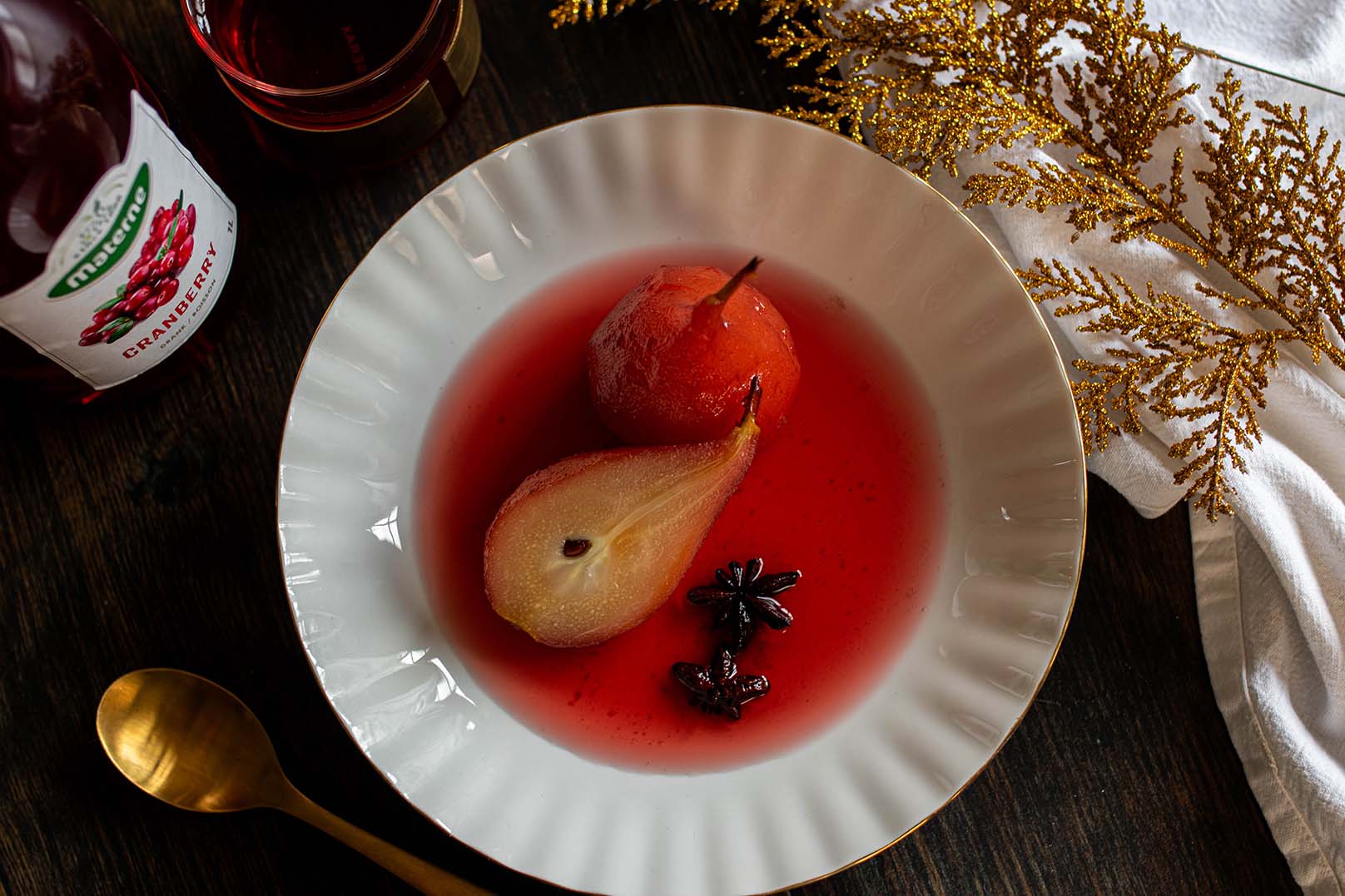 Poires pochées au jus de cranberry