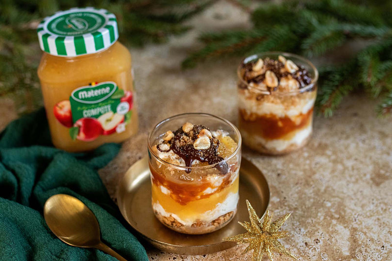 Verrines compote de pommes, mascarpone, sablé émietté, caramel beurre salé, chocolat et cacahuètes