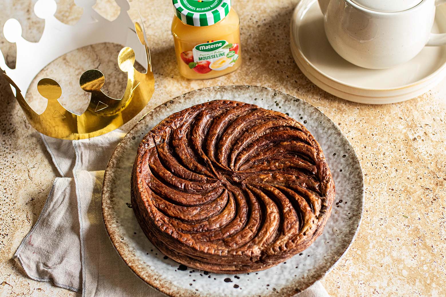 Galette des rois, pâte feuilletée au cacao, insert noisette et mousseline de pommes Materne