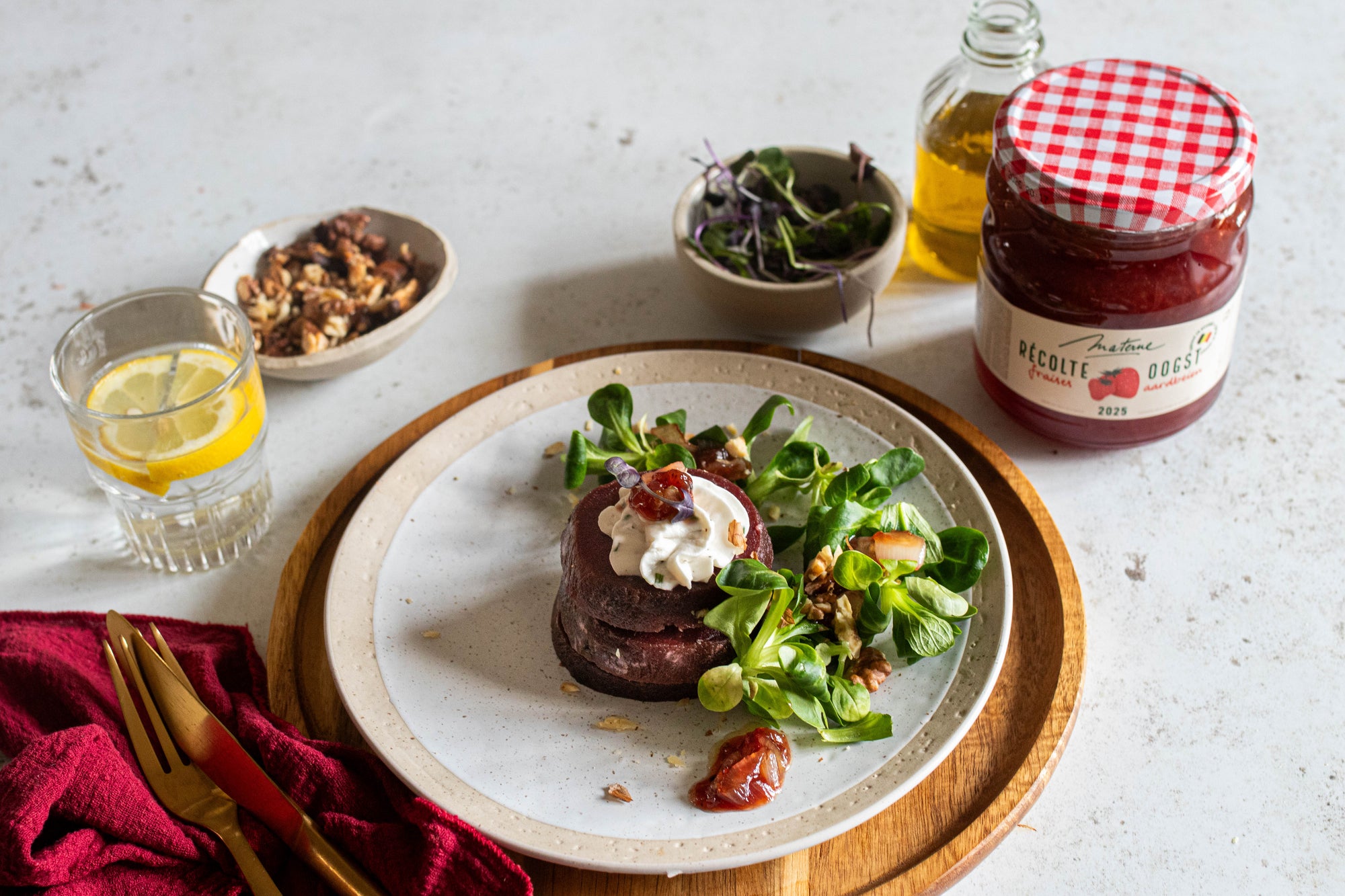 Millefeuille de betterave, chèvre & confiture de fraises