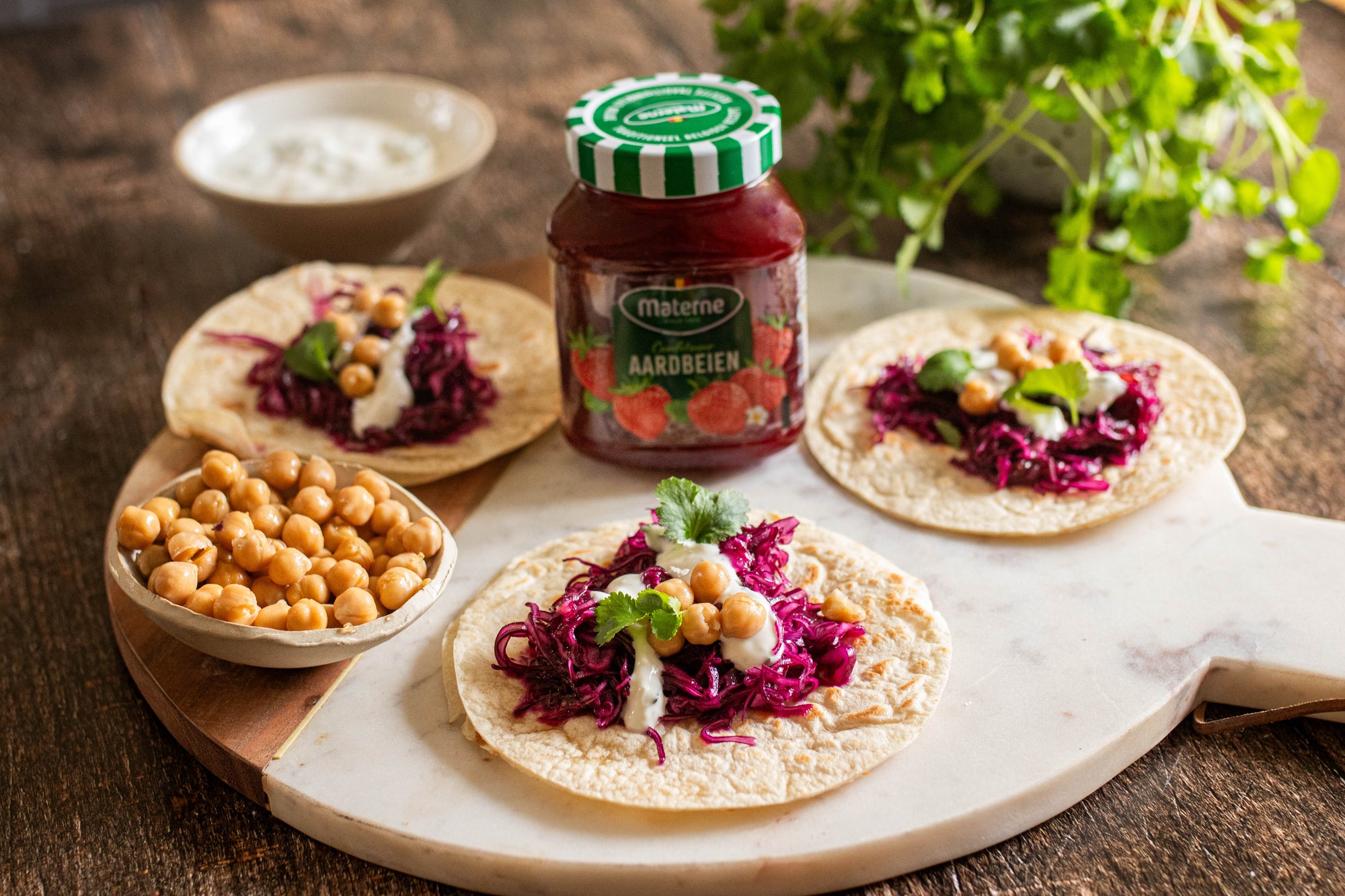 Mini Tacos de Chou Rouge, Confiture de Fraises & sauce yaourt