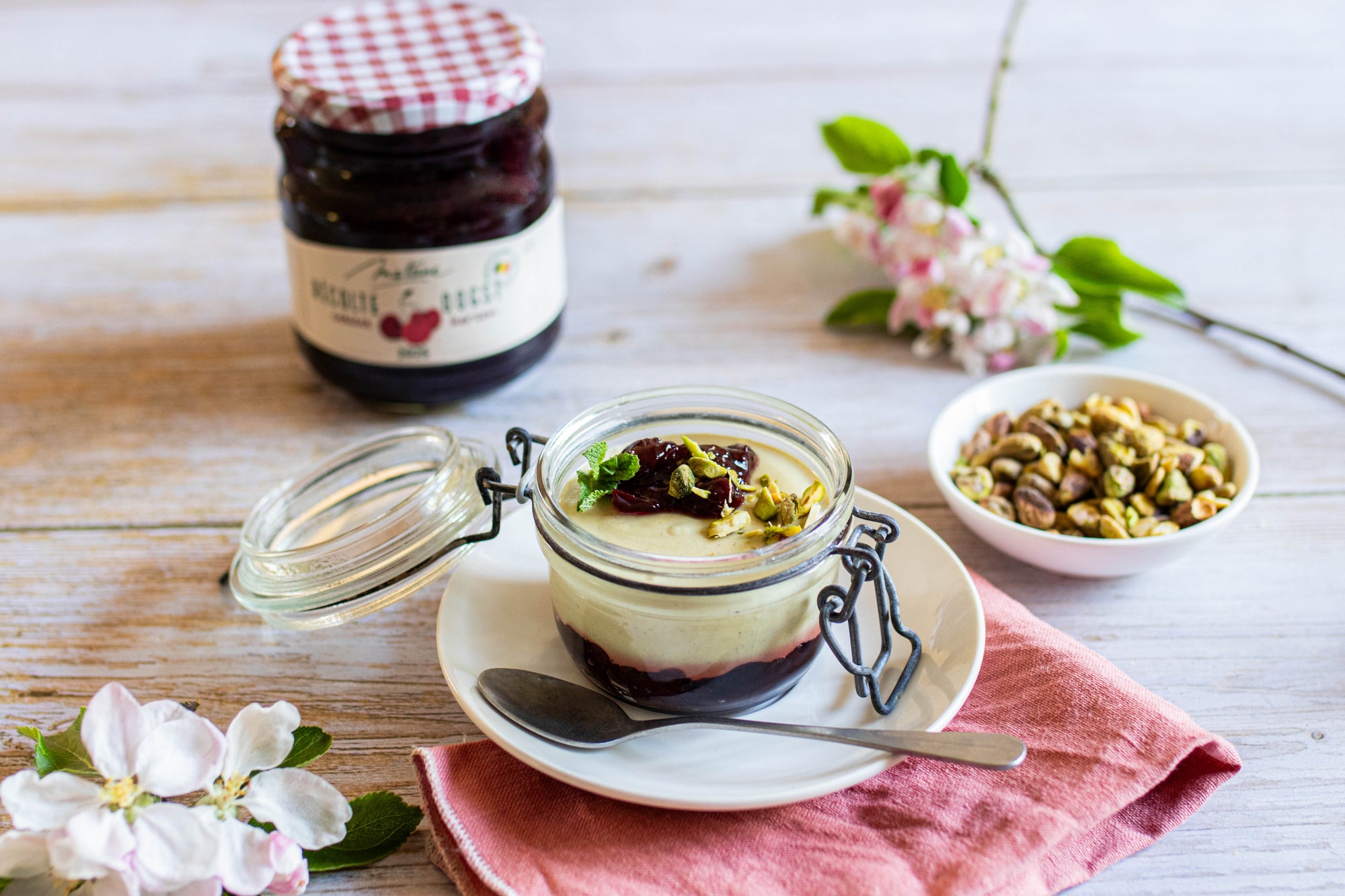 Crème aux pistaches, menthe, citron vert & confiture de cerises