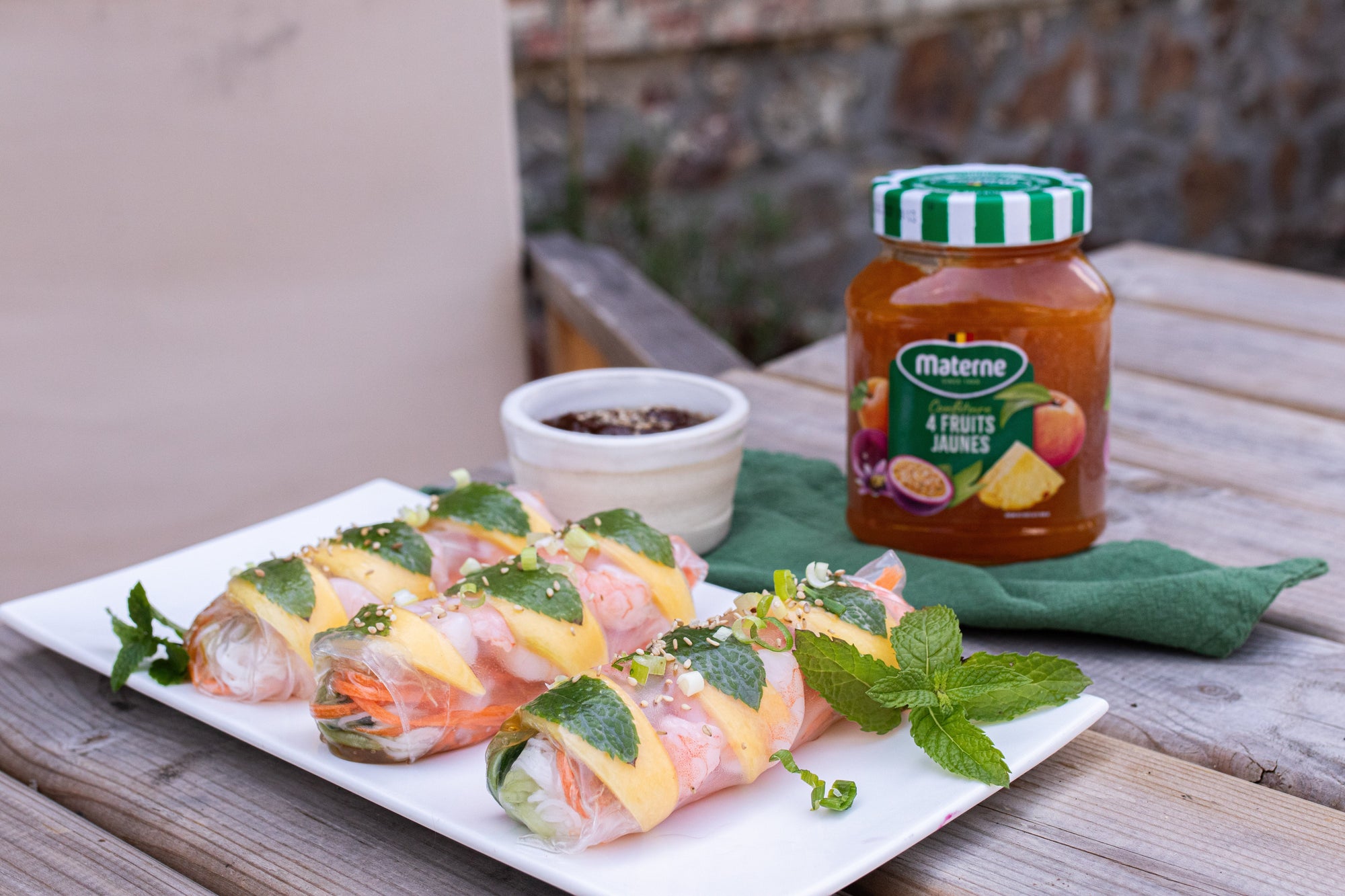 Rouleaux de printemps sucrés-salés aux scampis et mangue
