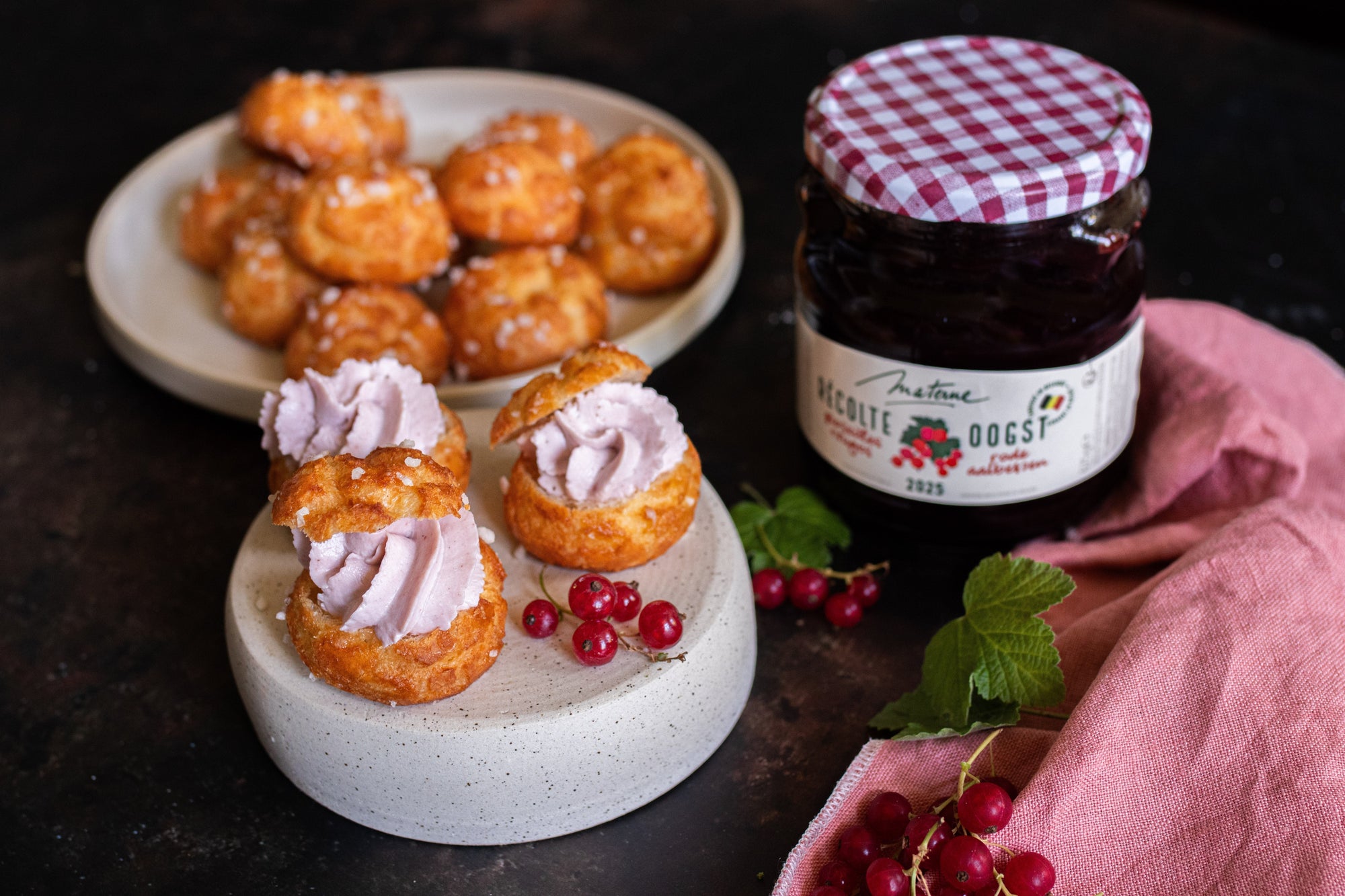 Choux garnis à la gelée de groseilles et mascarpone