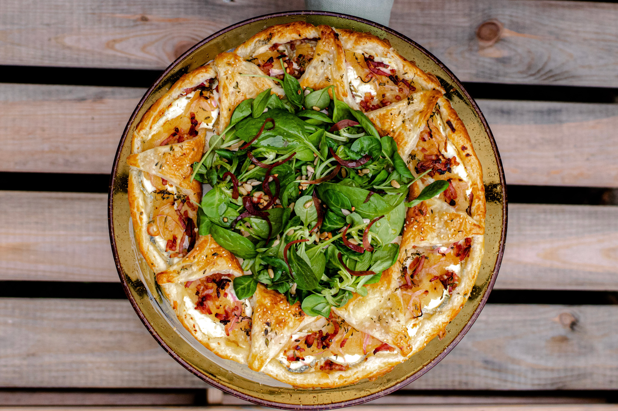 Tarte salée au fromage de chèvre, compote de pommes en couronne