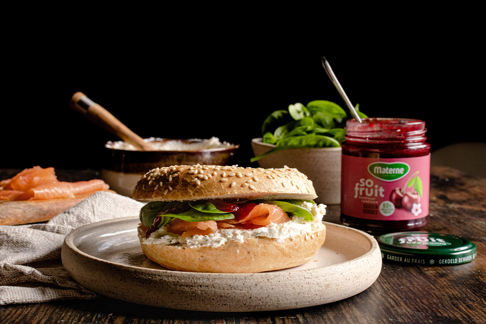 Bagels saumon fumé, fromage blanc aux herbes et confiture So fruit cerises