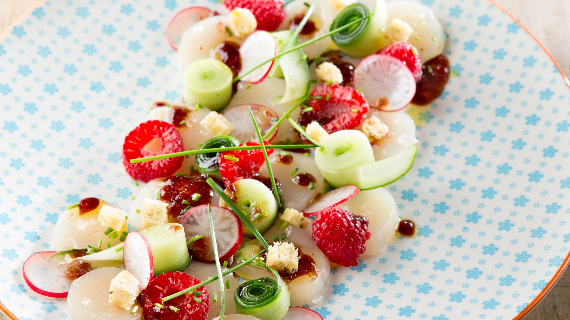 Coquilles Saint-Jacques, concombre, framboise