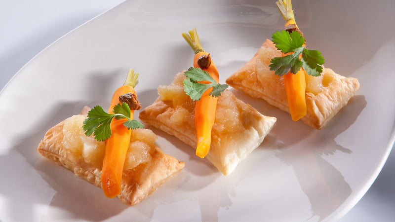 Feuilletés de compote de pommes, jeunes carottes & curry
