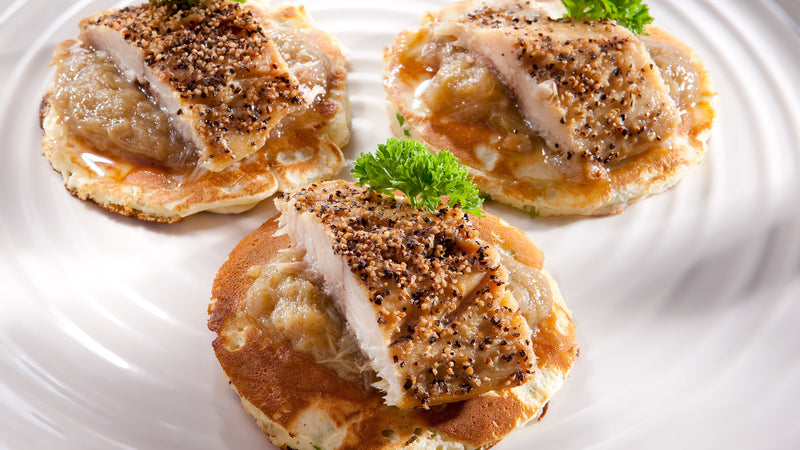 Blinis avec de la compote de rhubarbe, maquereau fumé