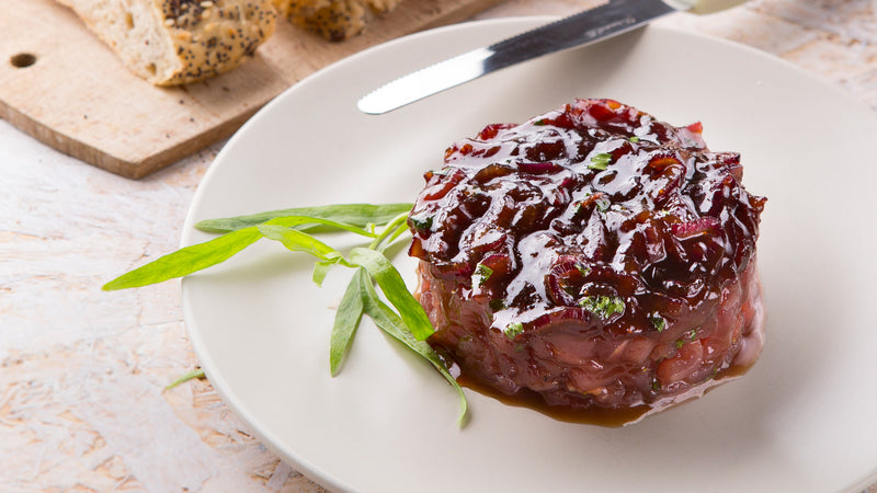 Tartare de thon à l’oignon, à la fraise et à la rhubarbe