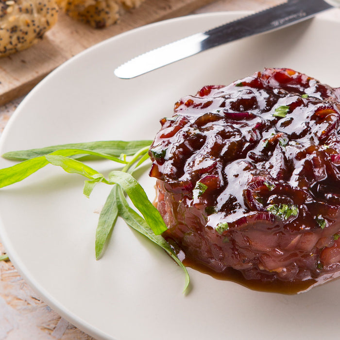 Tartare de thon à l’oignon, à la fraise et à la rhubarbe