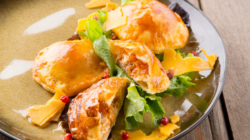 Raviolis de pâte feuilletée au saumon et à la pêche