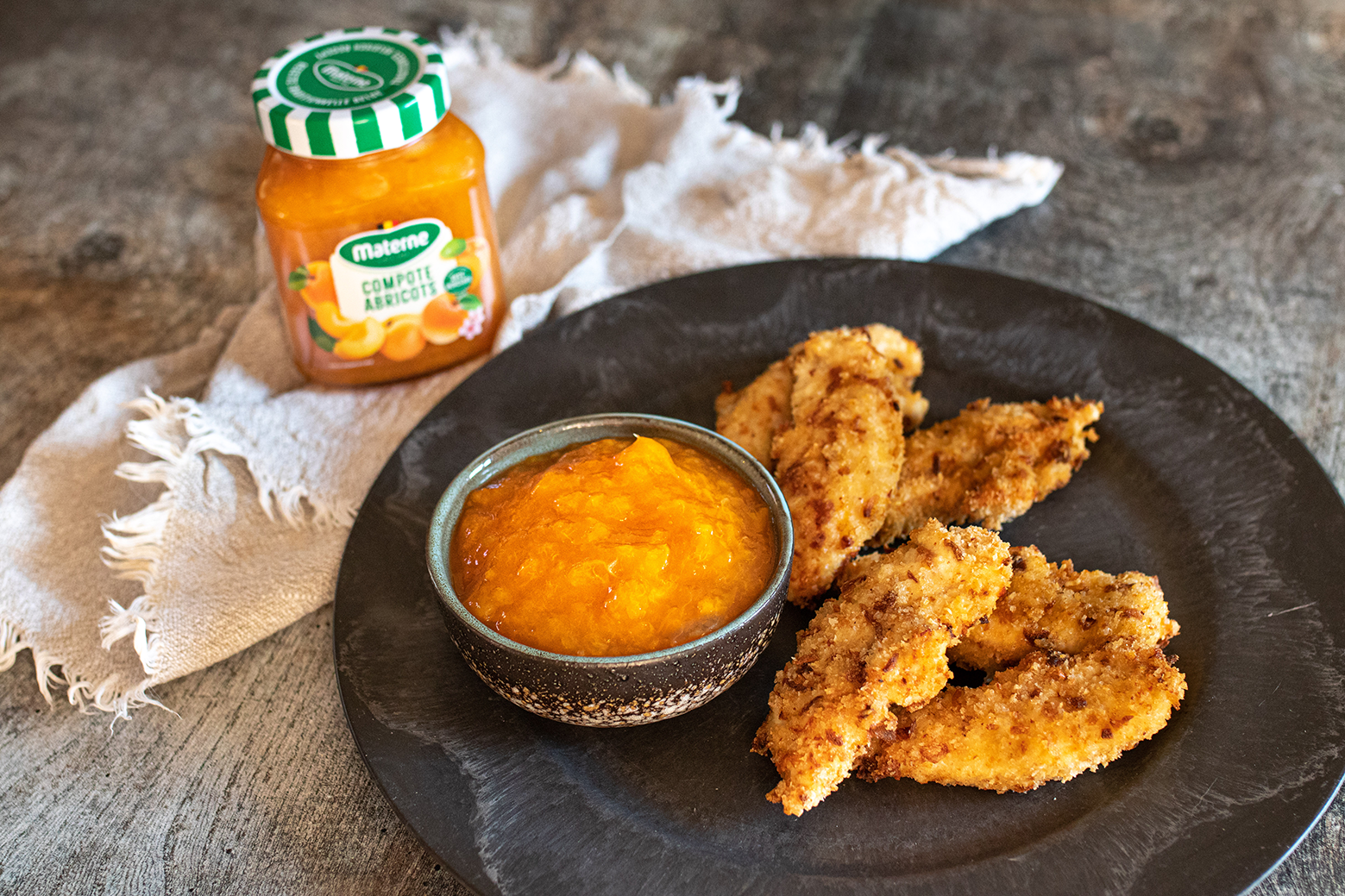 Nuggets de poulet panés au parmesan et oignons frits et compote d'abricots