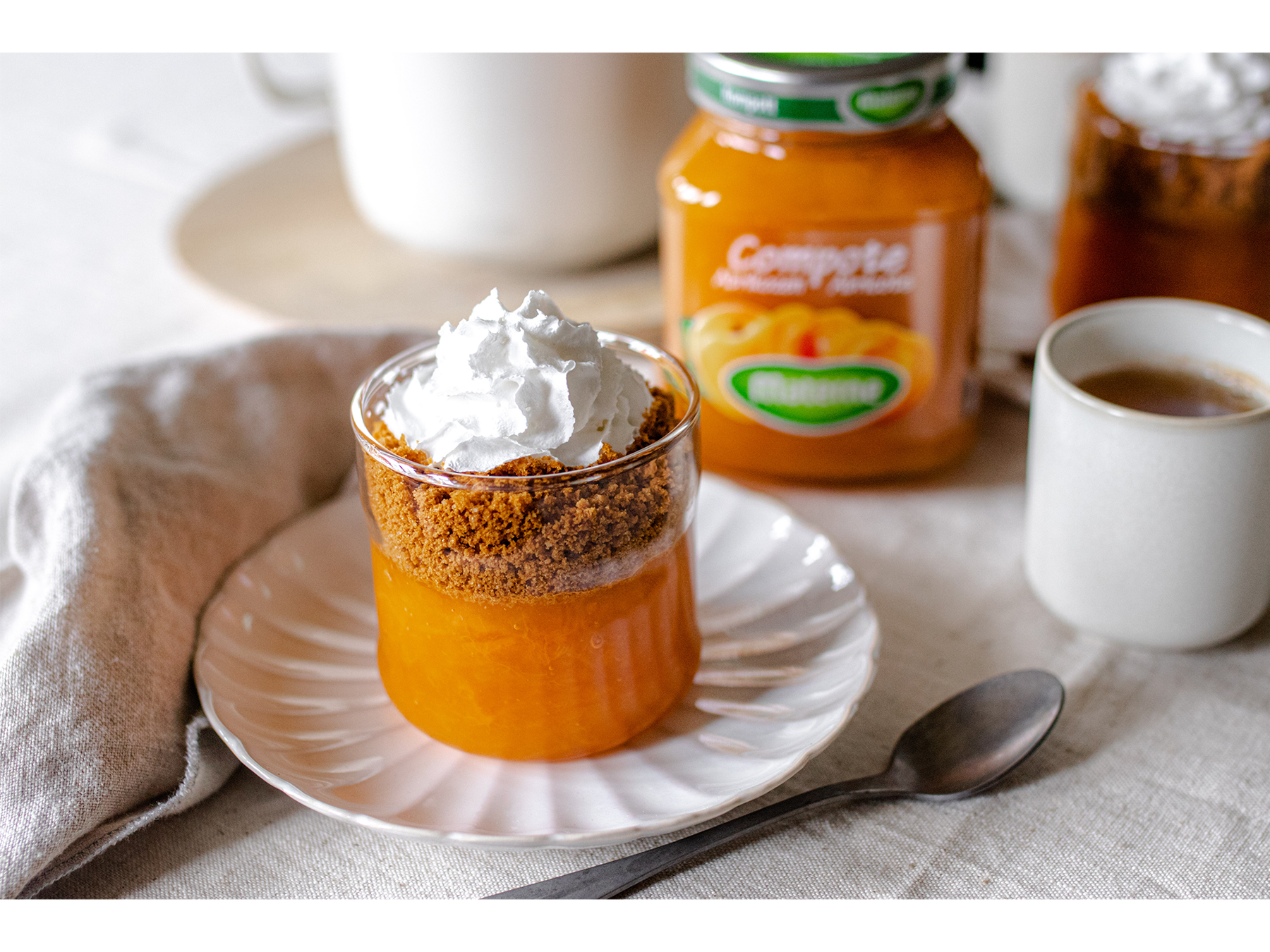 Verrines à la compote d'abricots, spéculoos concassé et chantilly