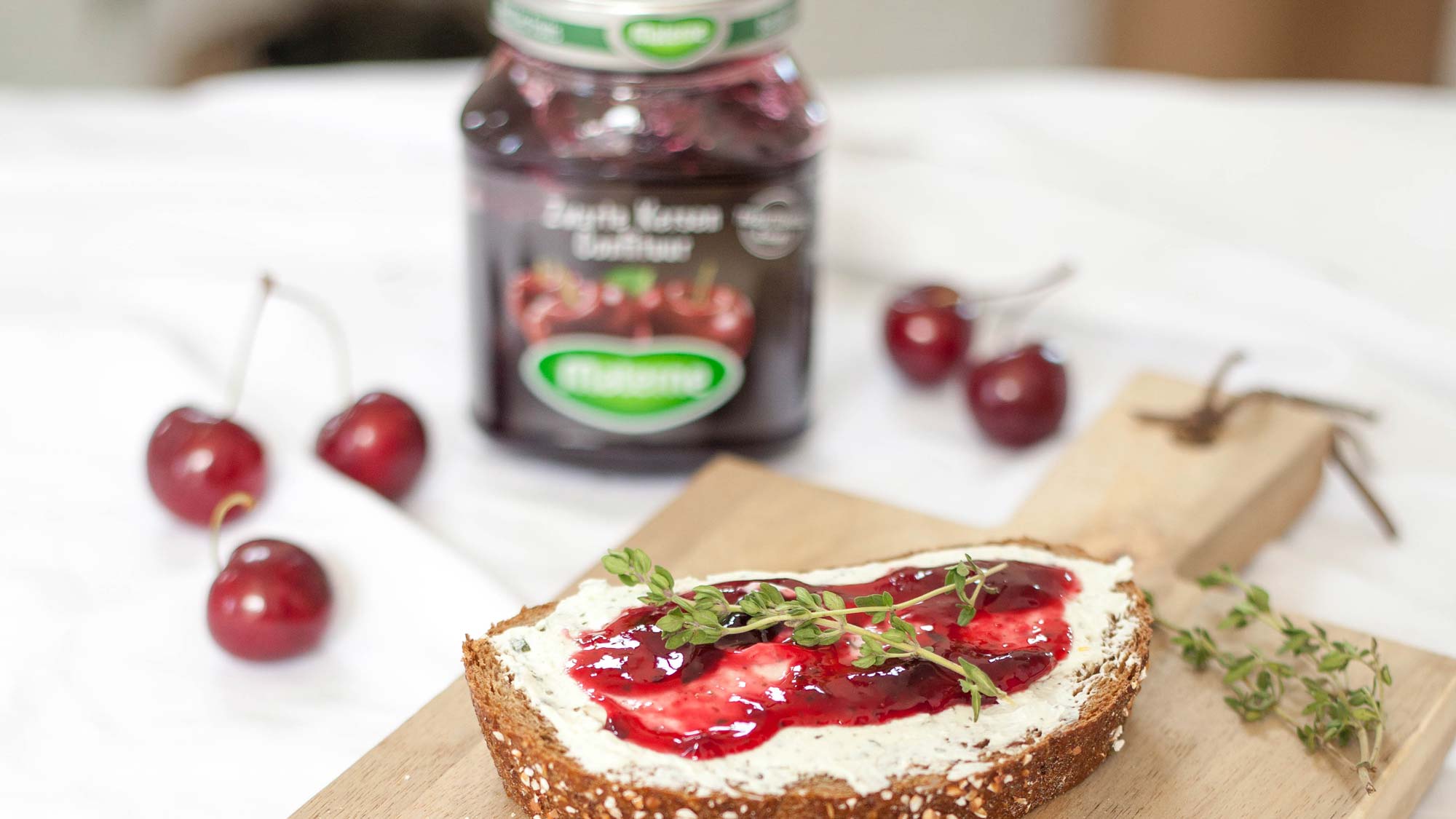 Une délicieuse bruschetta à la confiture de cerises Materne et au fromage de chèvre 🍒