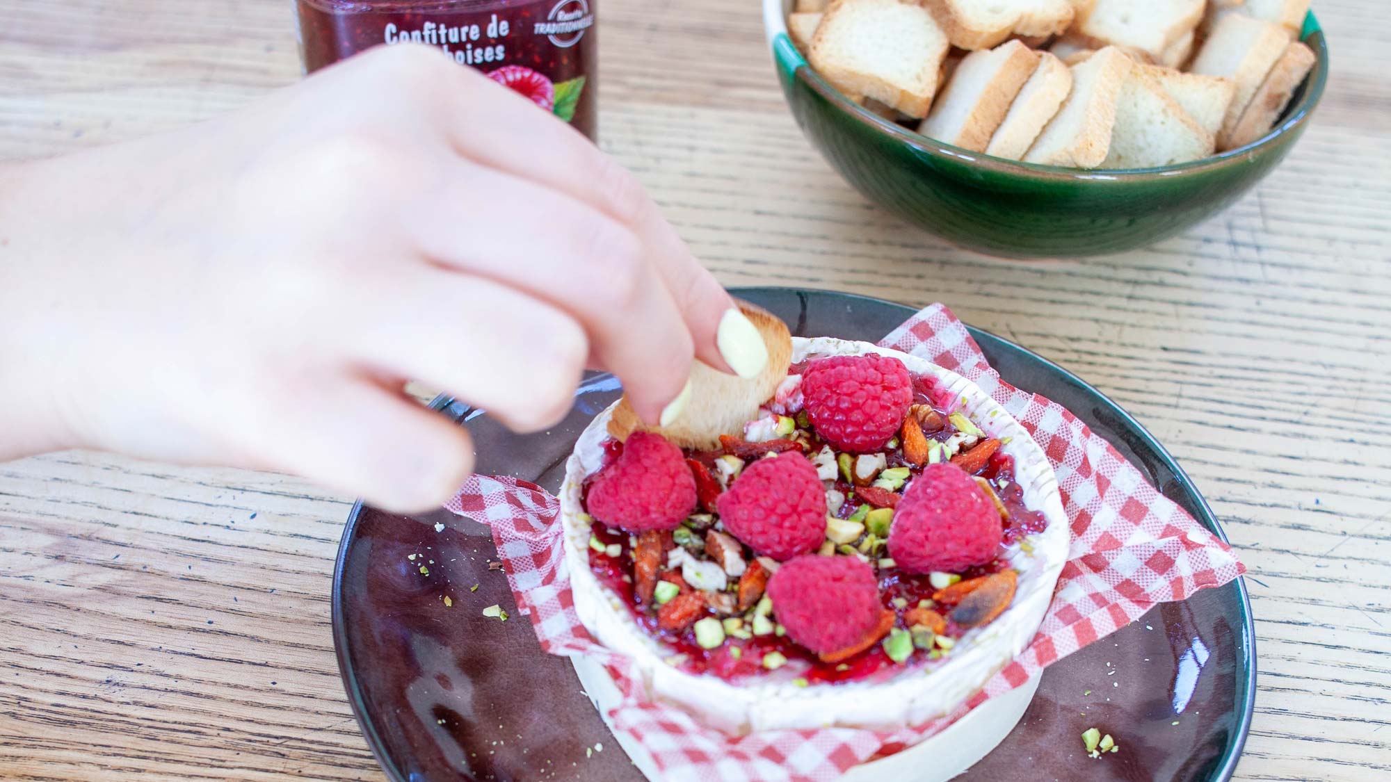 Fromage fondu au four à la confiture de framboises de Materne