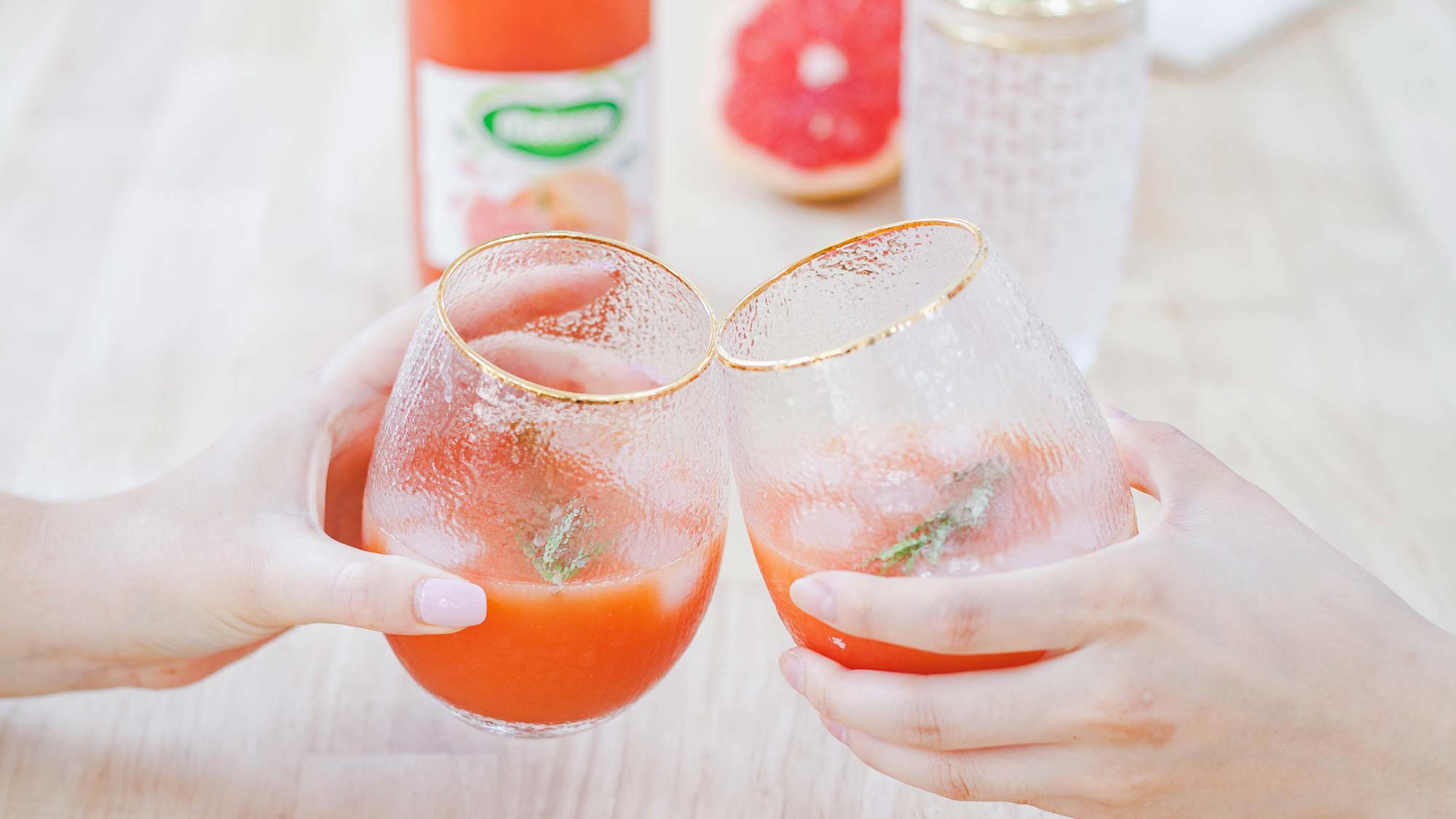 Un cocktail doux et amer au jus de pamplemousse rose