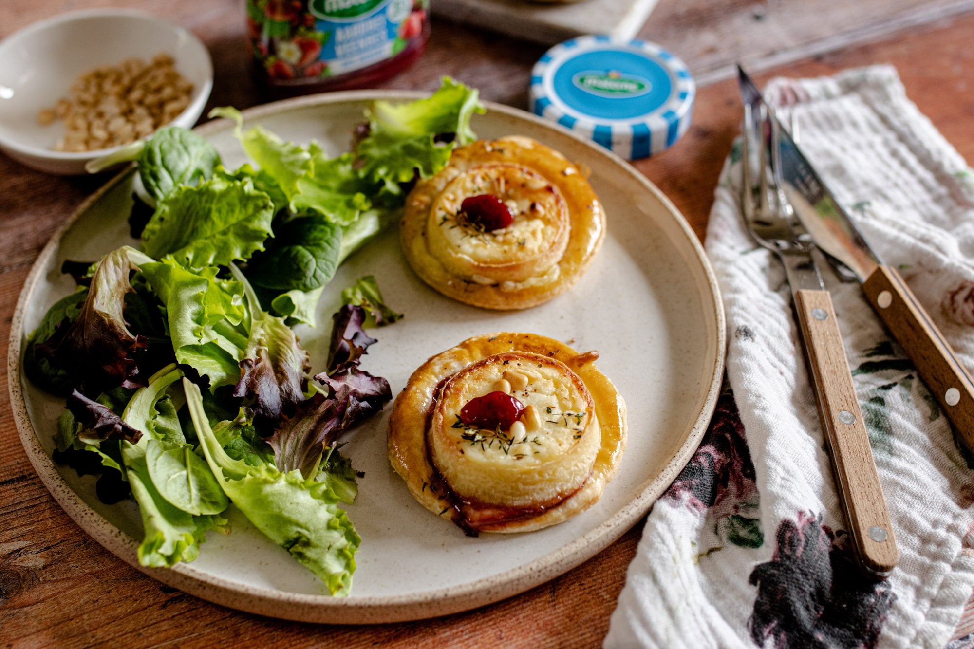 Tartelettes au fromage de chèvre & confiture allégée fraises-cranberry