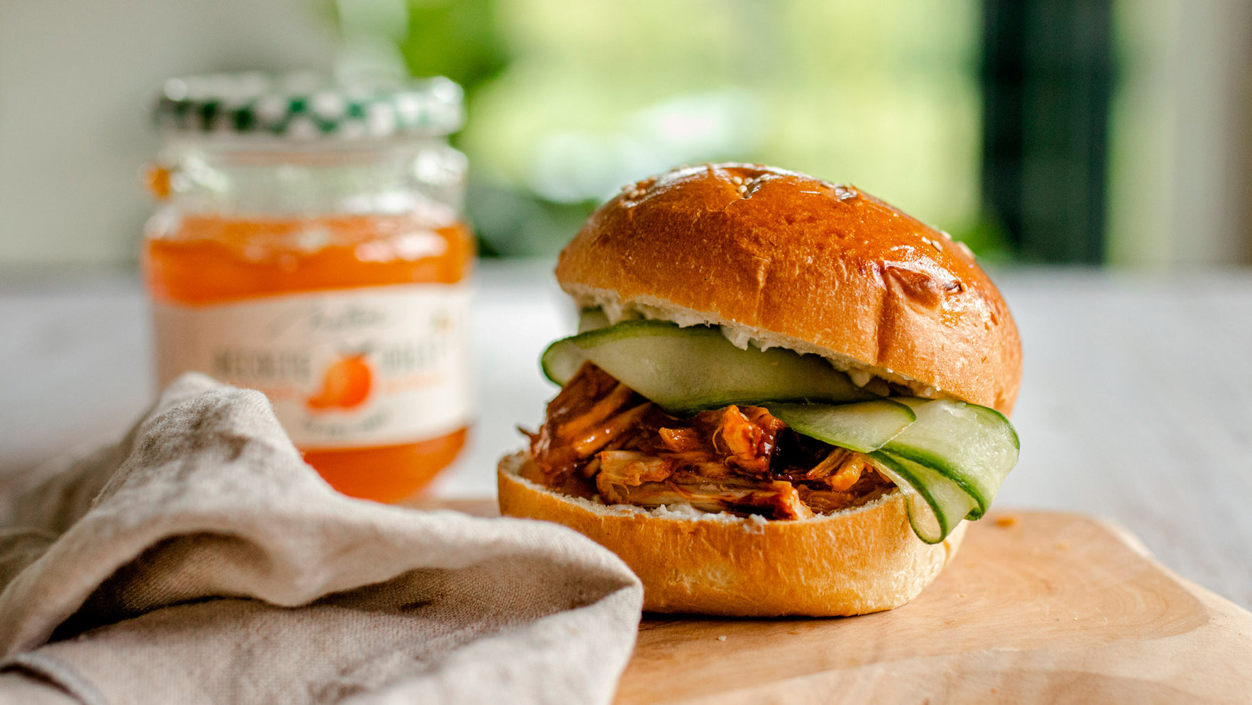 Burger de porc effiloché à la confiture d'abricot Récolte et à l'estragon
