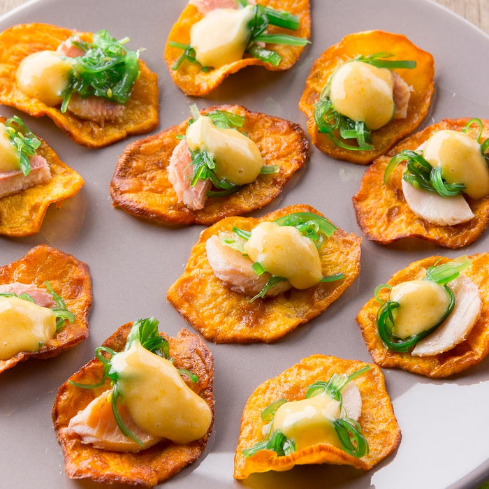 Chips de patate douce, truite fumée, dip fruité