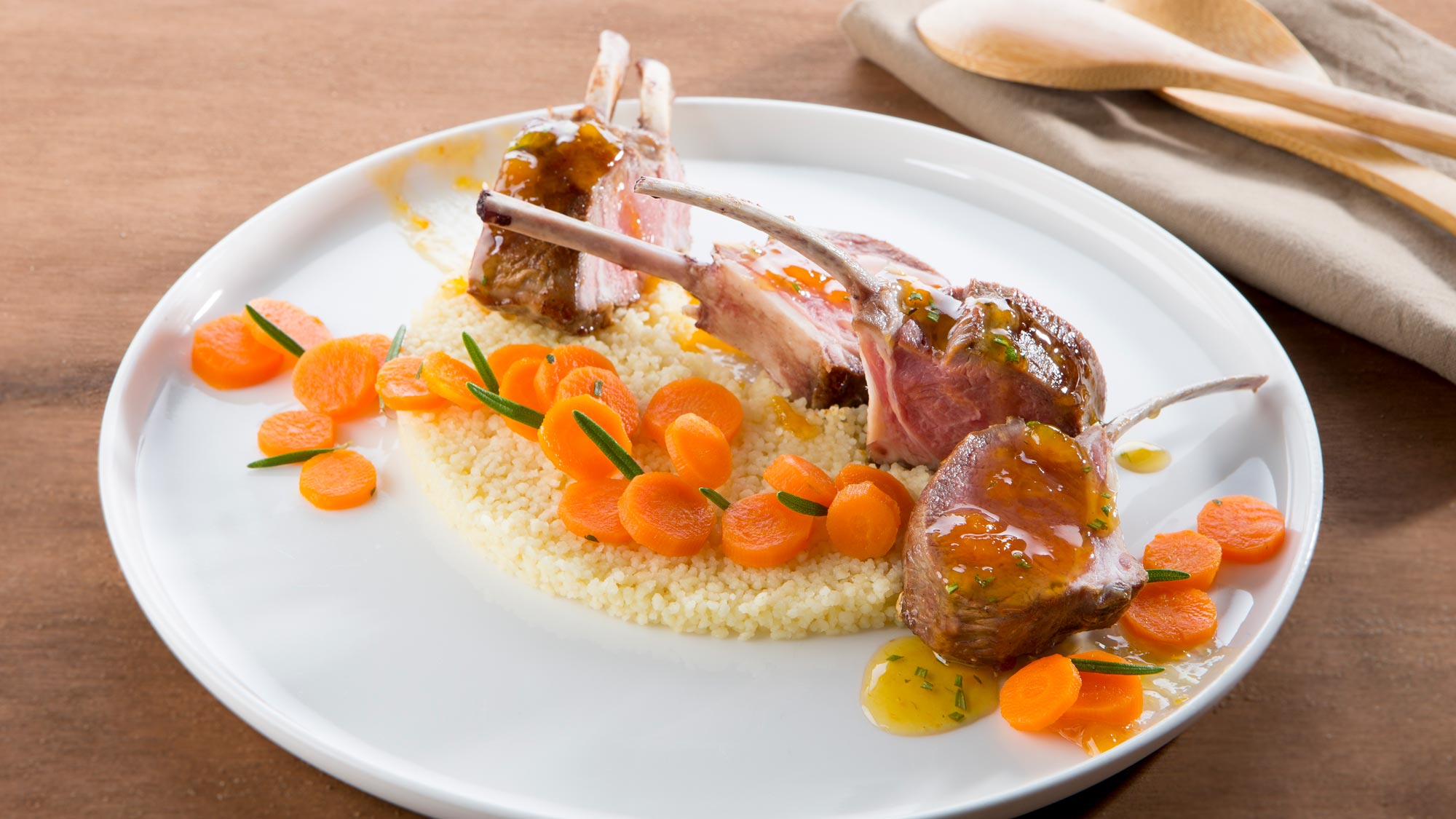Côtelette d’agneau, couscous, carotte et sauce aux 4 fruits jaunes