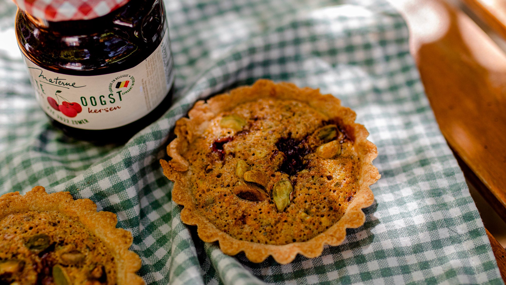 Tartelette aux pistaches et confiture Récolte cerises