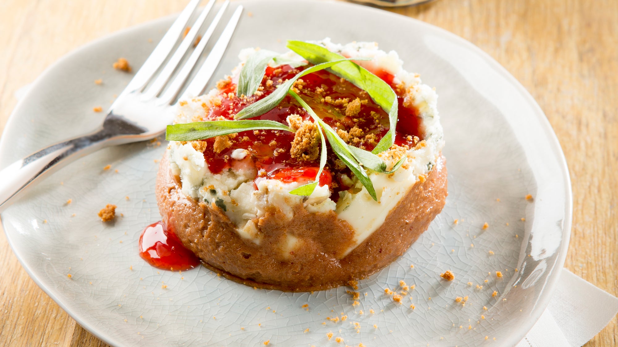 Gâteau de spéculoos au Roquefort et fraise