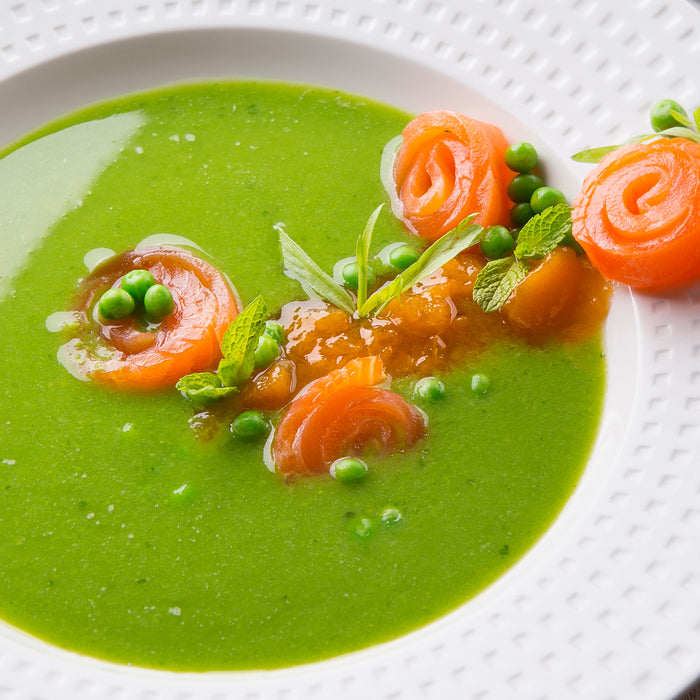 Soupe aux petits pois froide aux abricots et au saumon fumé