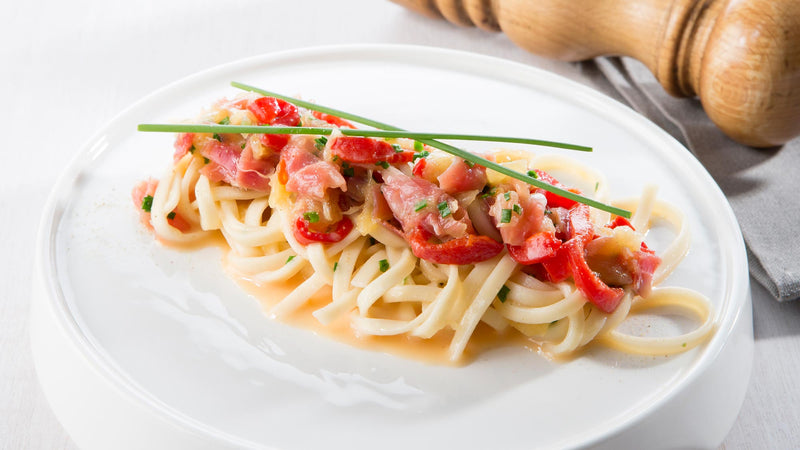 Tagliatelles avec poivron rouge, jambon Ganda et ananas