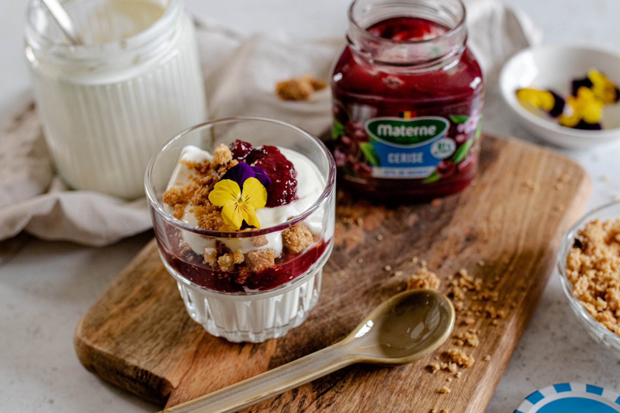 Verrines légères à la confiture allégée cerise, yaourt grec et crumble