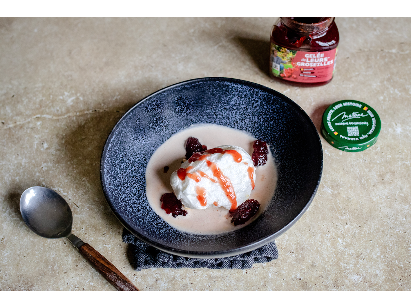 Île flottante, crème d’amandes et confiture de groseilles