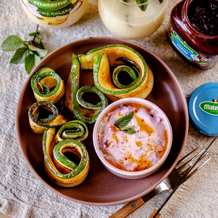 Rouleaux de courgettes rôtis, sauce yaourt à la confiture allégée de cerises.