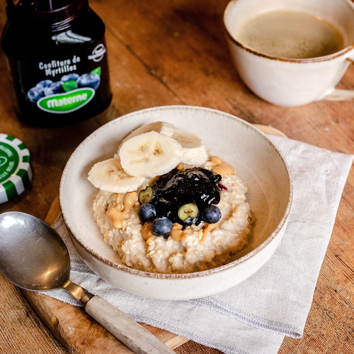 Porridge, beurre de cacahuète et confiture de myrtilles