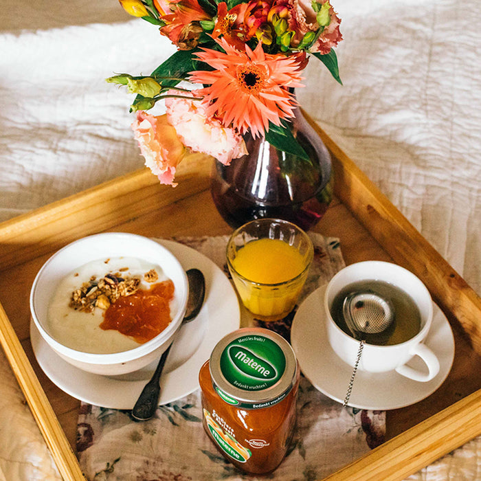 Granola accompagné de yaourt nature à la confiture d'abricots Materne