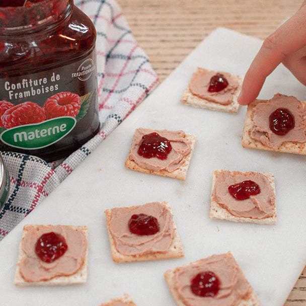 Toasts de pâté de champignon et confiture de framboises