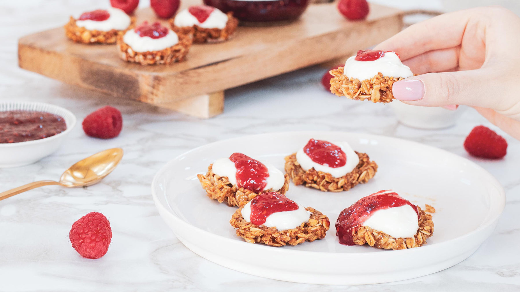 Coupes de granola à la confiture de framboises