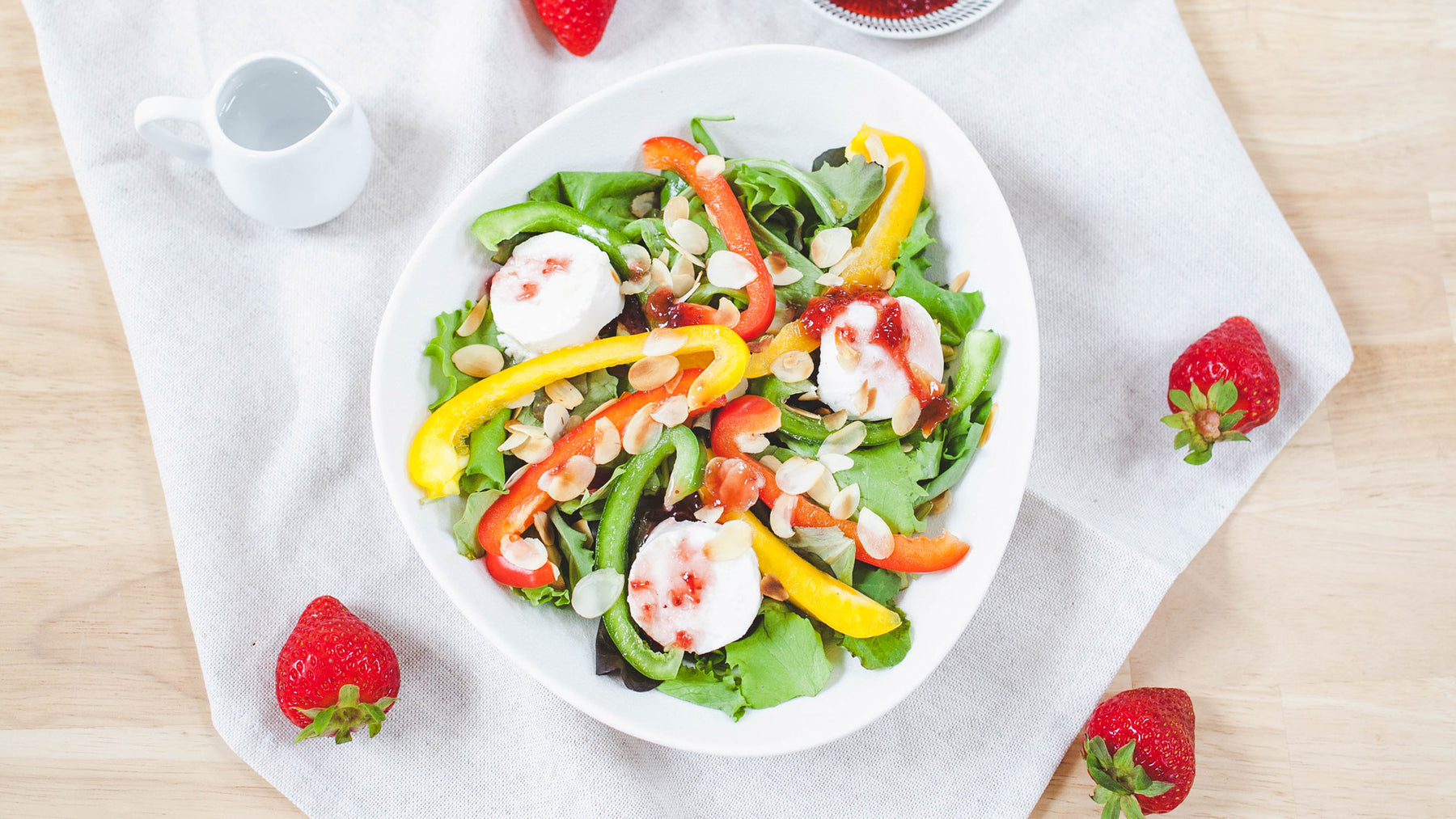 Salade estivale au fromage de chèvre et à la confiture de fraises